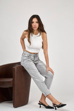 Lade das Bild in den Galerie-Viewer, MOM-FIT Jeans „Lucy“ grau