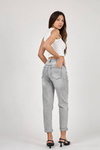 Lade das Bild in den Galerie-Viewer, MOM-FIT Jeans „Lucy“ grau
