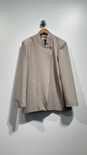 Lade das Bild in den Galerie-Viewer, Asymmetrisch geknöpfter Blazer in taupe
