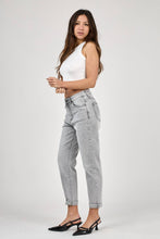 Lade das Bild in den Galerie-Viewer, MOM-FIT Jeans „Lucy“ grau
