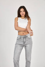 Lade das Bild in den Galerie-Viewer, MOM-FIT Jeans „Lucy“ grau
