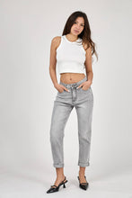 Lade das Bild in den Galerie-Viewer, MOM-FIT Jeans „Lucy“ grau

