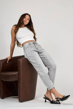 Lade das Bild in den Galerie-Viewer, MOM-FIT Jeans „Lucy“ grau
