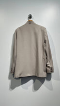 Lade das Bild in den Galerie-Viewer, Asymmetrisch geknöpfter Blazer in taupe
