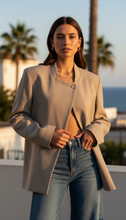 Lade das Bild in den Galerie-Viewer, Asymmetrisch geknöpfter Blazer in taupe

